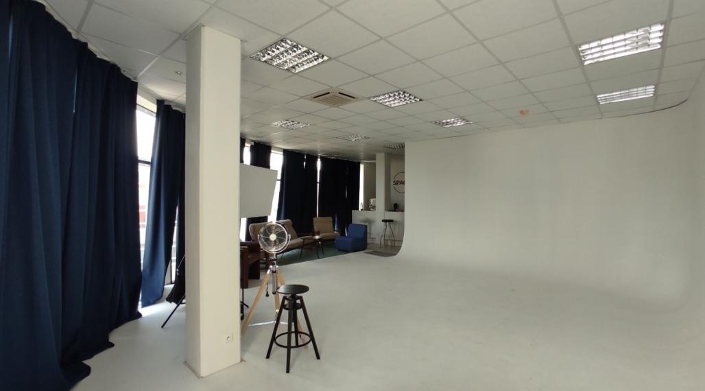 Svetlý obchodno-administratívny priestor s preskleným výkladom, 138m2