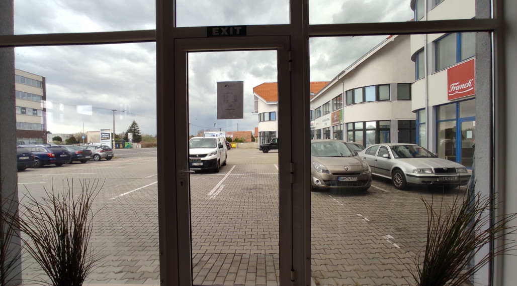 Obchodný priestor 78m2 s PARKINGOM a výkladmi do frekventovanej cesty, Ulica Svornosti