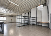 NA PRENÁJOM  – Multifunkčný obchodno skladový priestor s chladiacim boxom  (140 m²) - fotografia 1