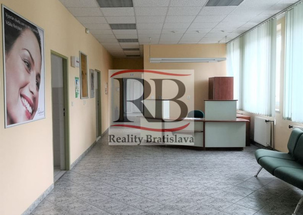 Priestory po KLINIKE, vhodné na ambulancie, kancelárie, 220 m2