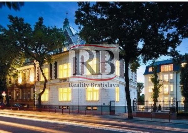Krásne kancelárie v historickej budove vysokého štandardu