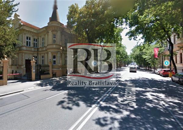 Uzavretý admin. celok v krásnej historickej budove, 165,7 m2, 2 parkovacie miesta