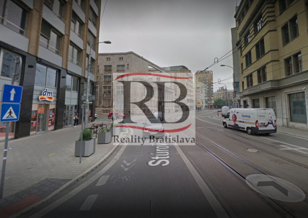 Obchodný priestor s veľkým preskleným výkladom v centre Starého Mesta, 363m2