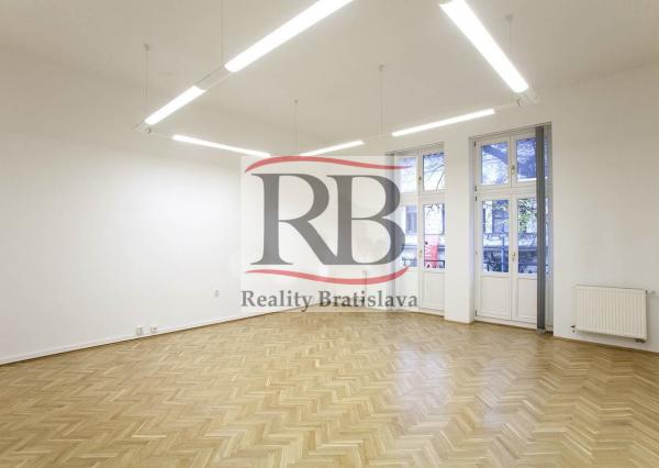 Uzavretý admin. celok v krásnej historickej budove, 148m2, 2 parkovacie miesta