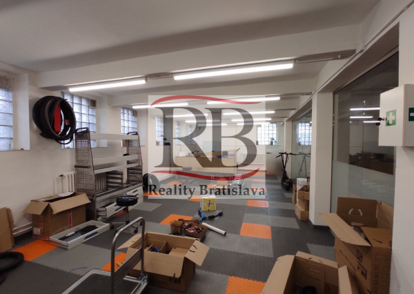 Obchodno-servisno skladový priestor na Račianskej ulici v Novom Meste, 144 m2