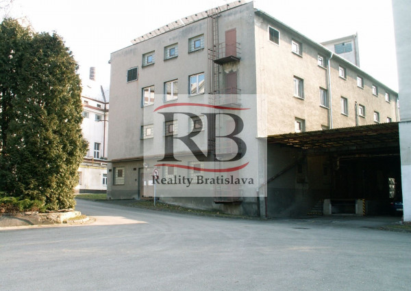 Prenájom skladovej a výrobnej  haly 2771 m2 Holíč