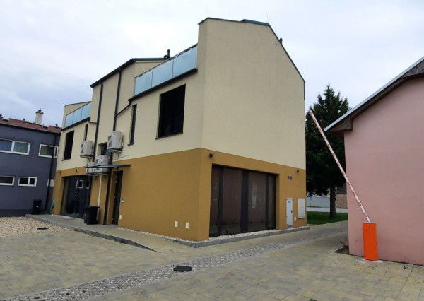 Na prenájom priestranná novostavba v centre Ivanky pri Dunaji