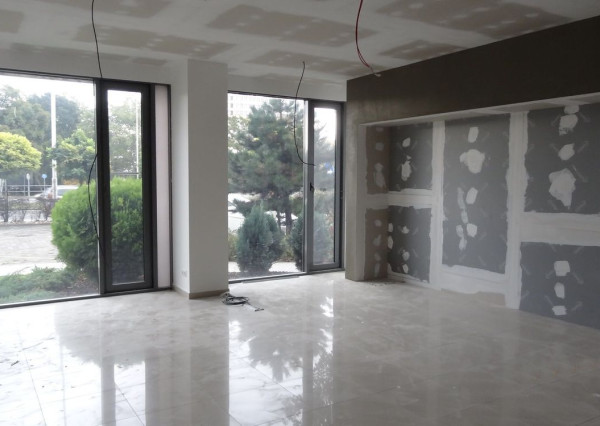 153m2 Lukratívny obchodný priestor v Hoteli Aston s výkladmi do frekventovanej ulice, s parkovaním, Bajkalská-Ružinov