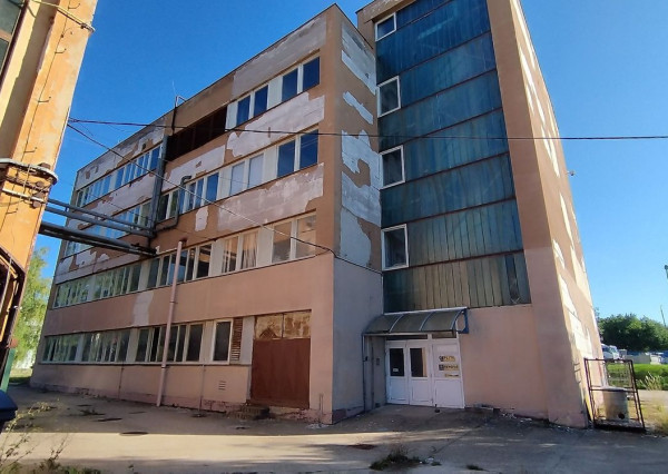 Priemyselná budova v areáli chemického závodu CHEMOLAK