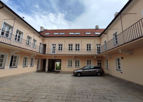 2-kancelária 44,4m2 s možnosťou parkovania v historickej budove, v centre na Panenskej ulici, Staré Mesto 