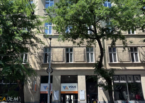 Uzavretý admin. celok v krásnej historickej budove, 155m2, 2 parkovacie miesta