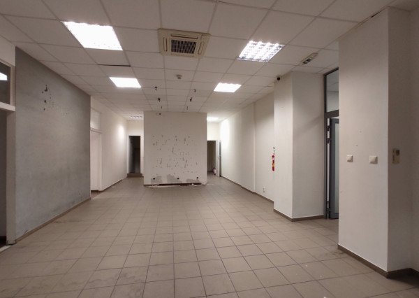300m2 priestor so ZDRAVOTNÍCKYM ŠTANDARDOM, vysokými stropmi, 2 vstupmi a parkovaním, Hotel Bratislava TOP