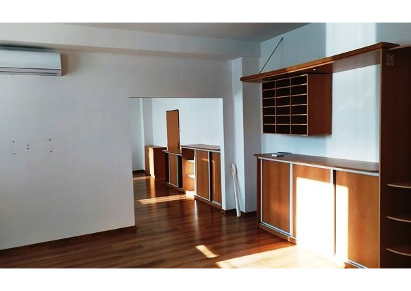 Zariadená klimatizovaná dvojkancelária s príručným skladom