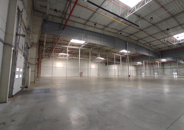 SKLADY / HALY / výrobné priestory 1.200-5.500m2 v RAČI na prenájom, s možnosťou kancelárií