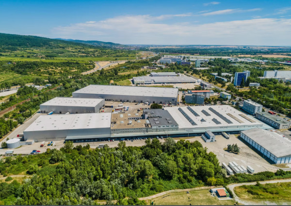 Hala / výrobné priestory 7.400m2 v RAČI na prenájom, s možnosťou kancelárií