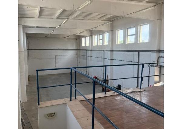 Na prenájom priestranná hala s administratívnym zázemím - Bratislava II