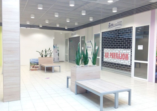 Obchodné priestory so skladom na prenájom – Trenčín, nákupné centrum