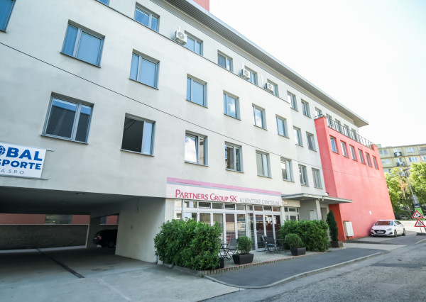 NA PREDAJ Polyfunkčná budova s výbornou dostupnosťou a investičným potenciálom | Bratislava – Nové Mesto