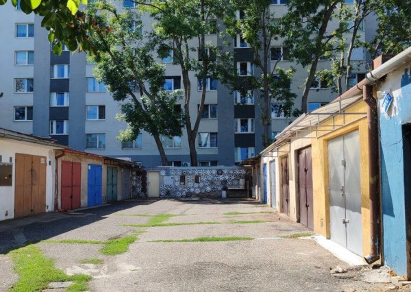Na predaj murovaná garáž v Bratislave – Ružinove 