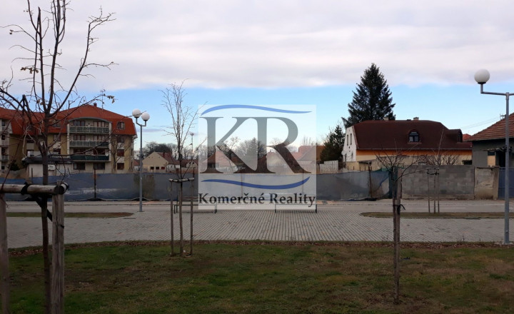Lukratívny stavebný pozemok 1330m2 priamo v centre Sládkovičova
