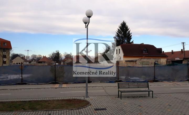 Lukratívny stavebný pozemok 1330m2 priamo v centre Sládkovičova - fotografia 1