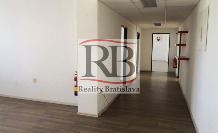 Uzavretý kancelársky celok v blízkosti trhoviska Miletičova, 244 m2 alebo 484 m2 - fotografia 4