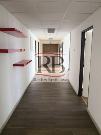 Uzavretý kancelársky celok v blízkosti trhoviska Miletičova, 244 m2 alebo 484 m2 - fotografia 9