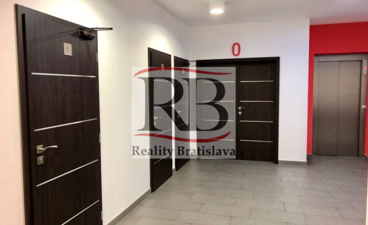 Kancelárske priestory na predaj, v blízkosti diaľničného obchvatu a letiska - fotografia 7