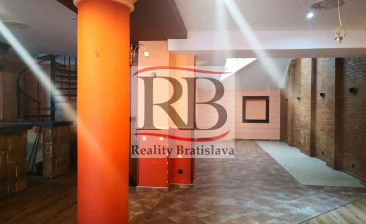 Obchodný priestor vhodný na reštauráciu, v centre, 200 m2 + 50 m2 byt - fotografia 4