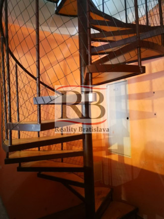 Obchodný priestor vhodný na reštauráciu, v centre, 200 m2 + 50 m2 byt - fotografia 7