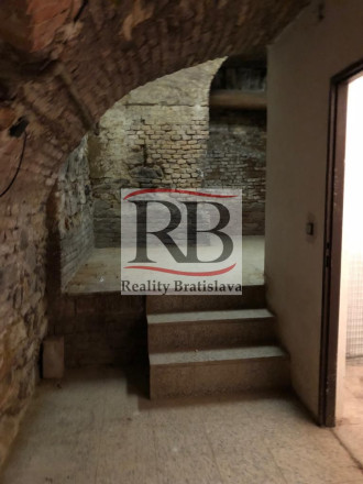 Obchodný priestor vhodný na reštauráciu, v centre, 200 m2 + 50 m2 byt - fotografia 15
