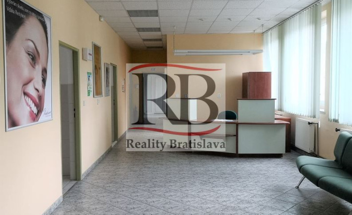 Priestory po KLINIKE, vhodné na ambulancie, kancelárie, 360 m2