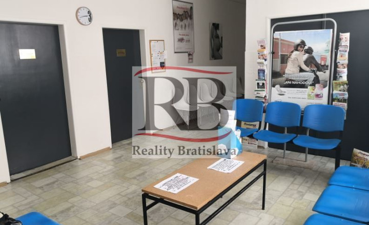 Priestory po KLINIKE, vhodné na ambulancie, kancelárie, 360 m2 - fotografia 1