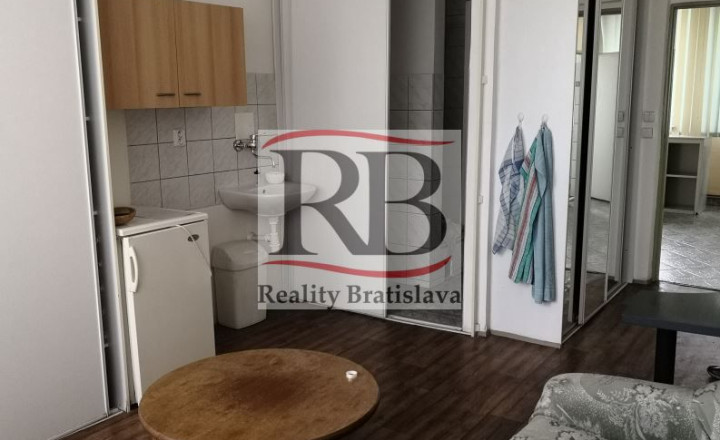 Priestory po KLINIKE, vhodné na ambulancie, kancelárie, 360 m2 - fotografia 5