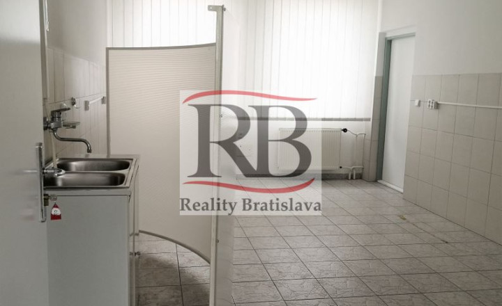 Priestory po KLINIKE, vhodné na ambulancie, kancelárie, 360 m2 - fotografia 7