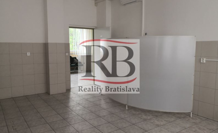 Priestory po KLINIKE, vhodné na ambulancie, kancelárie, 360 m2 - fotografia 9