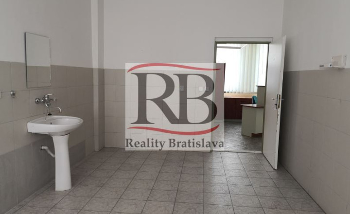 Priestory po KLINIKE, vhodné na ambulancie, kancelárie, 360 m2 - fotografia 10