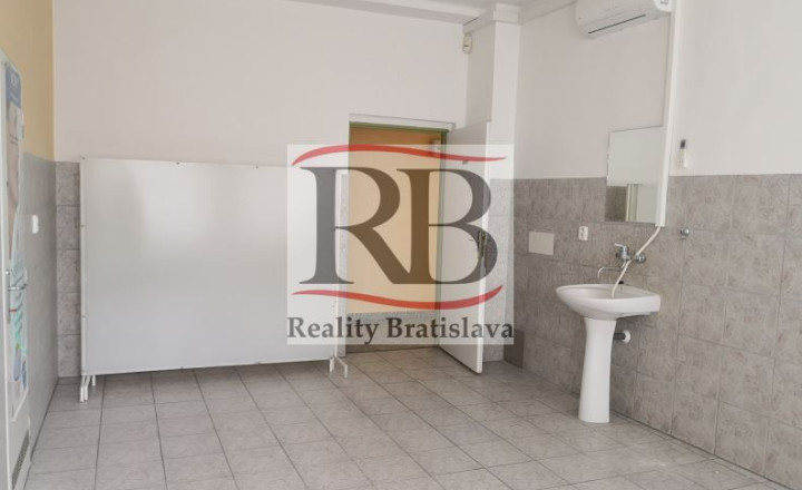 Priestory po KLINIKE, vhodné na ambulancie, kancelárie, 360 m2 - fotografia 12