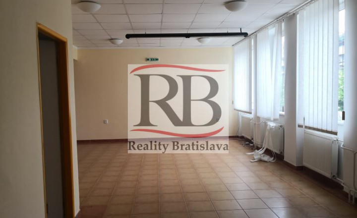 Priestory po KLINIKE, vhodné na ambulancie, kancelárie, 360 m2 - fotografia 17