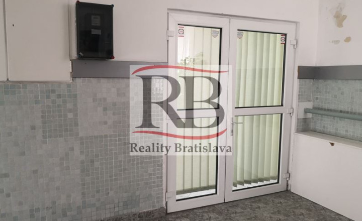 Priestory po KLINIKE, vhodné na ambulancie, kancelárie, 220 m2 - fotografia 3