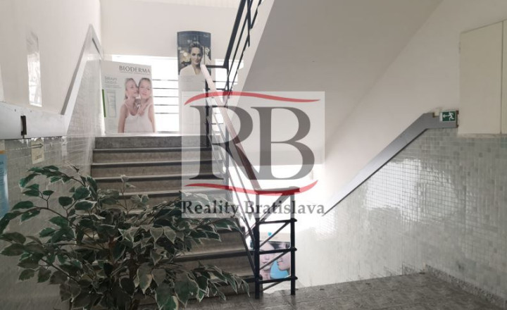 Priestory po KLINIKE, vhodné na ambulancie, kancelárie, 220 m2 - fotografia 2