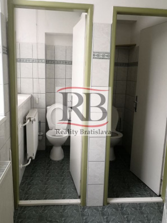 Priestory po KLINIKE, vhodné na ambulancie, kancelárie, 220 m2 - fotografia 6