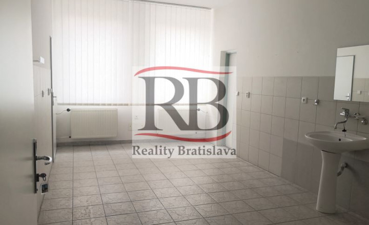 Priestory po KLINIKE, vhodné na ambulancie, kancelárie, 220 m2 - fotografia 8