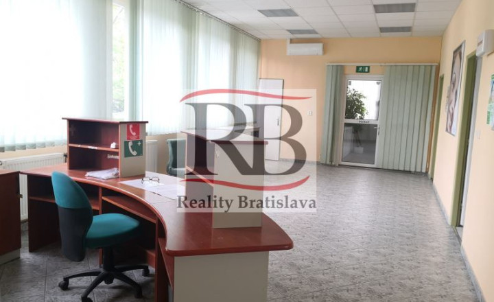 Priestory po KLINIKE, vhodné na ambulancie, kancelárie, 220 m2 - fotografia 11