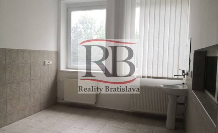 Priestory po KLINIKE, vhodné na ambulancie, kancelárie, 220 m2 - fotografia 13