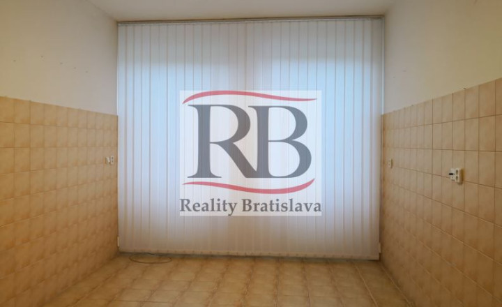 Priestory po KLINIKE, vhodné na ambulancie, kancelárie, 220 m2 - fotografia 24