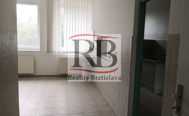 Priestory po KLINIKE, vhodné na ambulancie, kancelárie, 220 m2 - fotografia 27