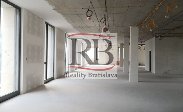 Nová kanc. priestory v centre, výborná dostupnosť, 200 m2 - fotografia 3