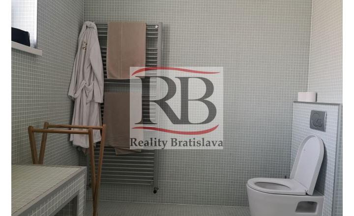Dom vhodný aj na bývanie aj na podnikanie - fotografia 6