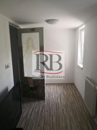 Dom vhodný aj na bývanie aj na podnikanie - fotografia 11